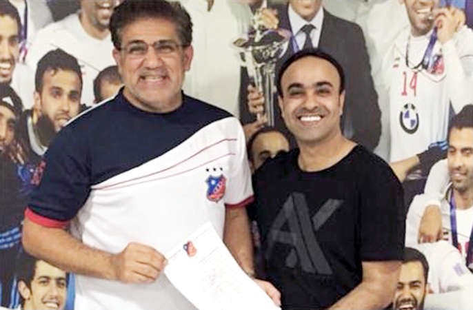 محمد ابراهيم مع عادل عقلة بعد توقيع العقد