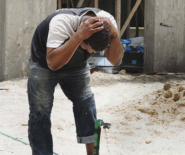 احد العمال يقوم بغسل راسه ووجهه من حرارة الجو محمد خلوصي
