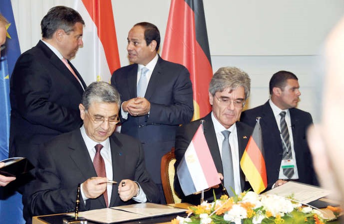 الرئيس المصري عبد الفتاح السيسي ونائب المستشارة الالمانية وزير الاقتصاد والطاقة سيغمار غابرييل يشهدان توقيع احد العقود المشتركة في الطاقة في برلين امس الاولافپ
