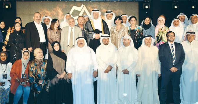 د علي العبيدي متوسطا عددا من المتبرعين والفريق العامل ببنك الدمريليش كومار﻿