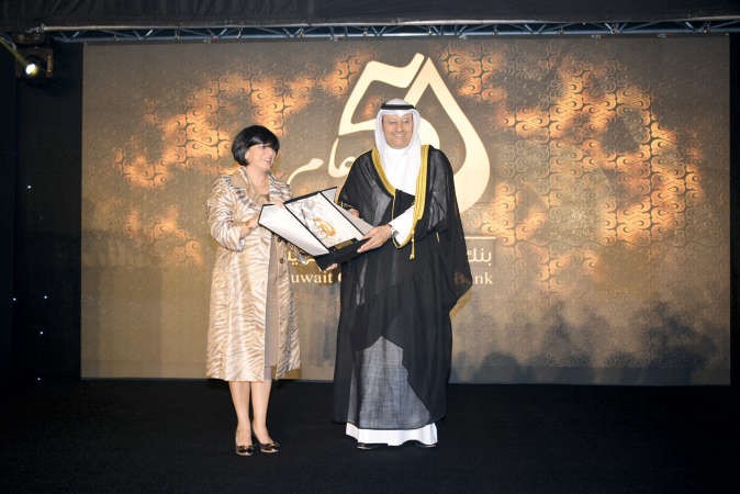د علي العبيدي يتسلم درعا تكريمية من د ريم الرضوان﻿