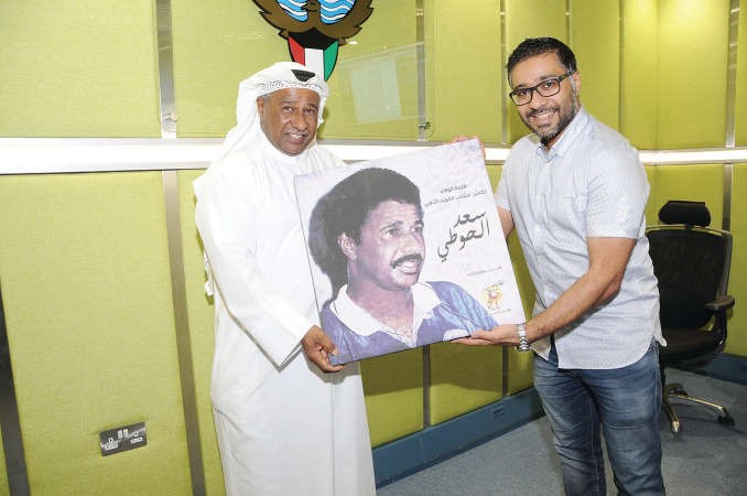 مايك مبلتع يهدي الحوطي تذكارا مميزاهاني الشمري 