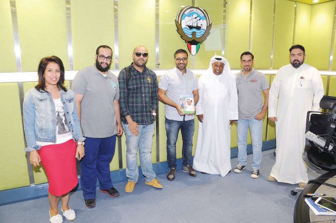 سعد الحوطي مع طاقم برنامج القايلة 