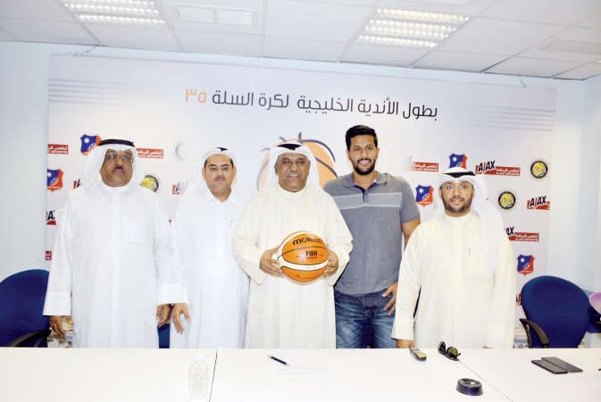 عبدالله الكندري ممسكا بالكرة الجديدة الى جانب الحاضرين للمؤتمر ريليش كومار