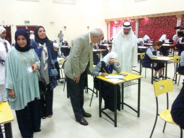 د بدر العيسى متفقدا احدى لجان الاختبارات في ثانوية بلاط الشهداء ﻿