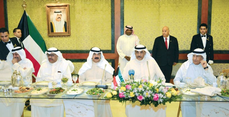  الشيخ صباح الخالد وخالد الجارالله وعبدالعزيز الشارخ وجاسم المباركي خلال مادبة الافطار﻿
