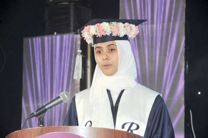 الطالبة امينة السالمي تلقي كلمة 