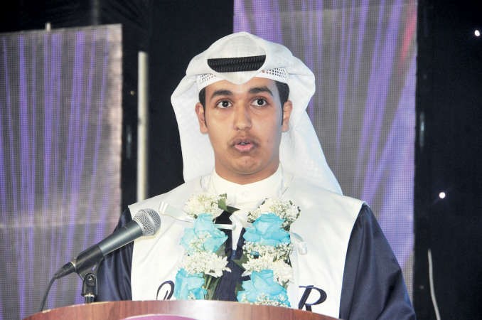 الطالب عمر المزيرعي يلقي كلمة الخريجين