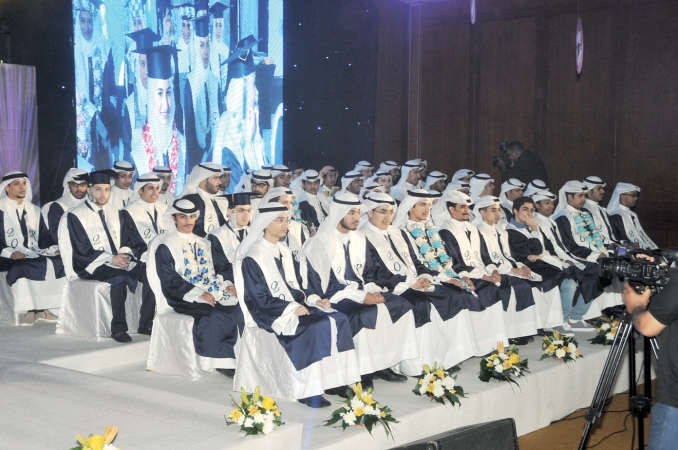 عدد من الخريجين المكرمين