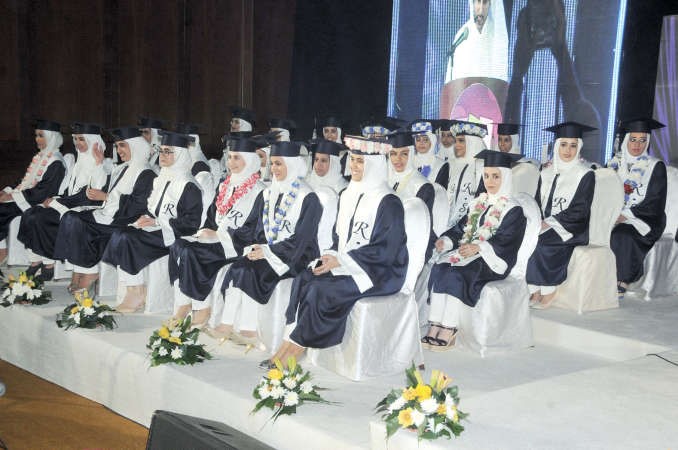 جانب من خريجات المدرسة