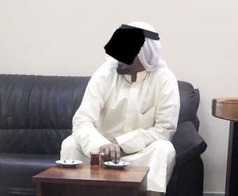 المتهم يدخن سيجارة في مخفر الصليبخات