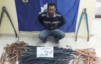 احد اللصوص بعد ضبطه في الجهراء﻿