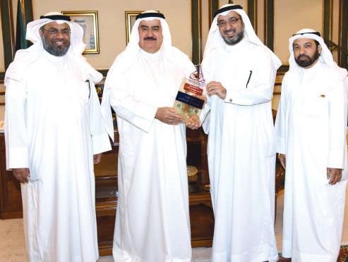 ثابت المهنا يتلقى درعا تذكارية من دعصام الفليج بحضور محمد القلاف وخالد المطر﻿