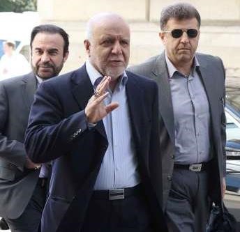 وزير النفط الايراني يلوح بيده لحظة وصوله الى اجتماع اوپيك امسرويترز﻿
