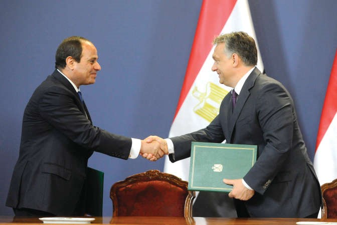 الرئيس المصري عبد الفتاح السيسي مصافحا رئيس الوزراء المجري فيكتور اوربان خلال توقيع اتفاقية مصرية - مجرية في مبنى البرلمان في بودابست امس اپ