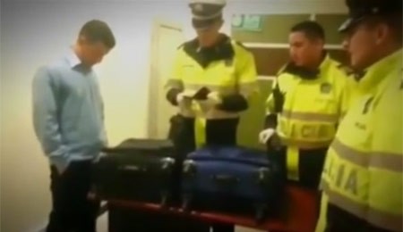 بالفيديو .. القبض على مسافر يحمل ما قيمته 1.5 مليون جنيه إسترليني من الكوكايين في حقيبة سفر