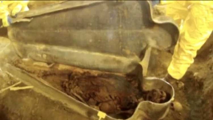 بالفيديو.. اكتشاف مومياء فرنسية لا زالت محافظة على "أناقتها" بعد مرور 350 عام 