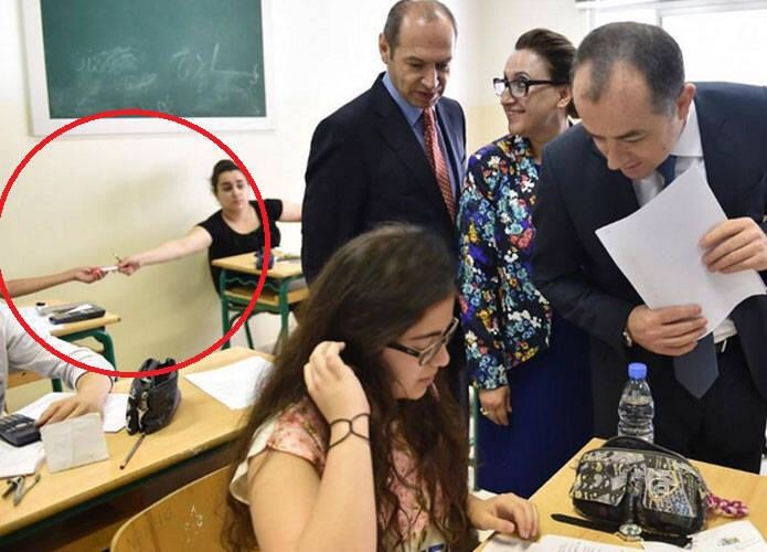 وزير التربية اللبناني موضحاً حقيقة الصورة المثيرة للجدل: الطالبتان تتبادلان "كوريكتور" ولا تغشان