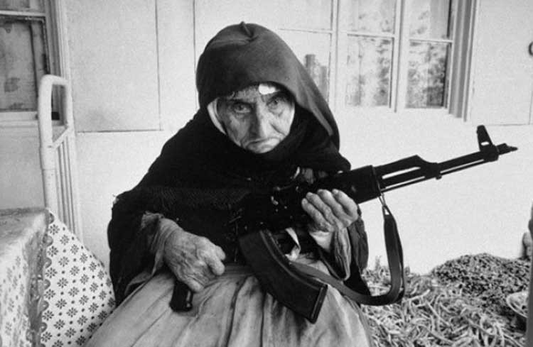 سيدة ارمينية عجوز طاعنة فى السن، يبلغ عمرها 106 عاما ، تحرس منزلها فى قرية على الحدود الاذربيجانية مسلحة برشاش الي