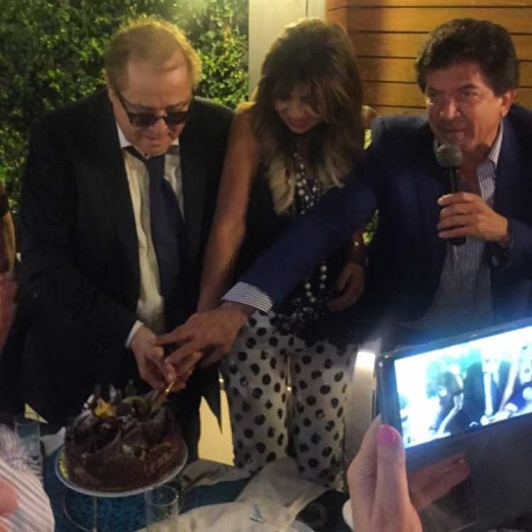 بالصور.. محمود عبدالعزيز يحتفل بعيد ميلاده مع زوجته ووليد توفيق