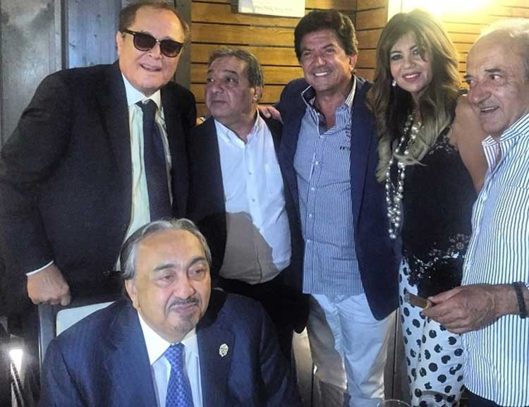 بالصور.. محمود عبدالعزيز يحتفل بعيد ميلاده مع زوجته ووليد توفيق