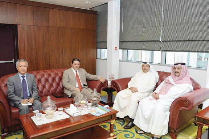 الوزير يعقوب الصانع مستقبلا السفير المكسيكي ميغل انغل اسيدرو﻿