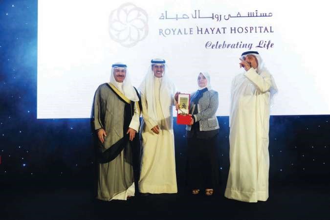 احمد الغنام يتسلم درع التكريم من الوزيرة هند الصبيح بحضور الشيخ خالد العبدالله وجمال النصرالله