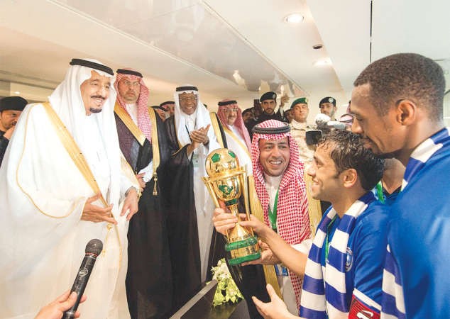 خادم الحرمين الشريفين الملك سلمان بن عبدالعزيز يسلم الكاس الى قائد الهلال محمد الشلهوب