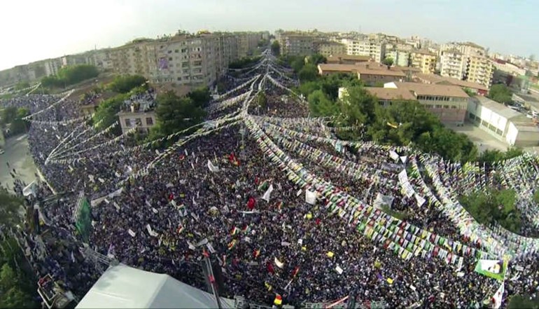 اكراد يحتشدون في ديار بكر احتجاجا على مقتل واصابة عدد من الاشخاص في تفجير وقع امس الاول افپ