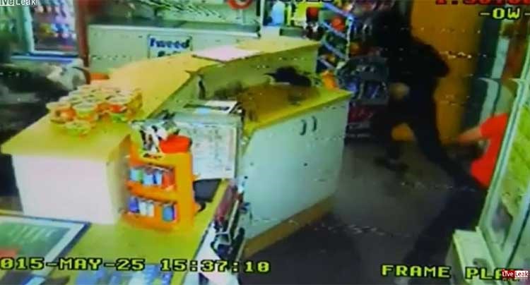 بالفيديو.. ملاكم عمره 64 عاما يحارب لصوص حاولوا سرقة متجره