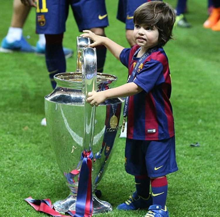 بالصور.. شاكيرا مع طفليها تحتفل بفوز بيكيه وبرشلونة بنهائي الأبطال