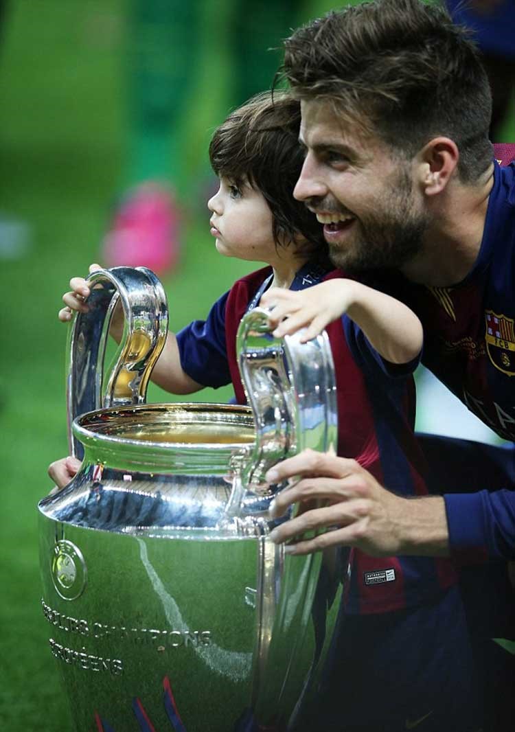 بالصور.. شاكيرا مع طفليها تحتفل بفوز بيكيه وبرشلونة بنهائي الأبطال