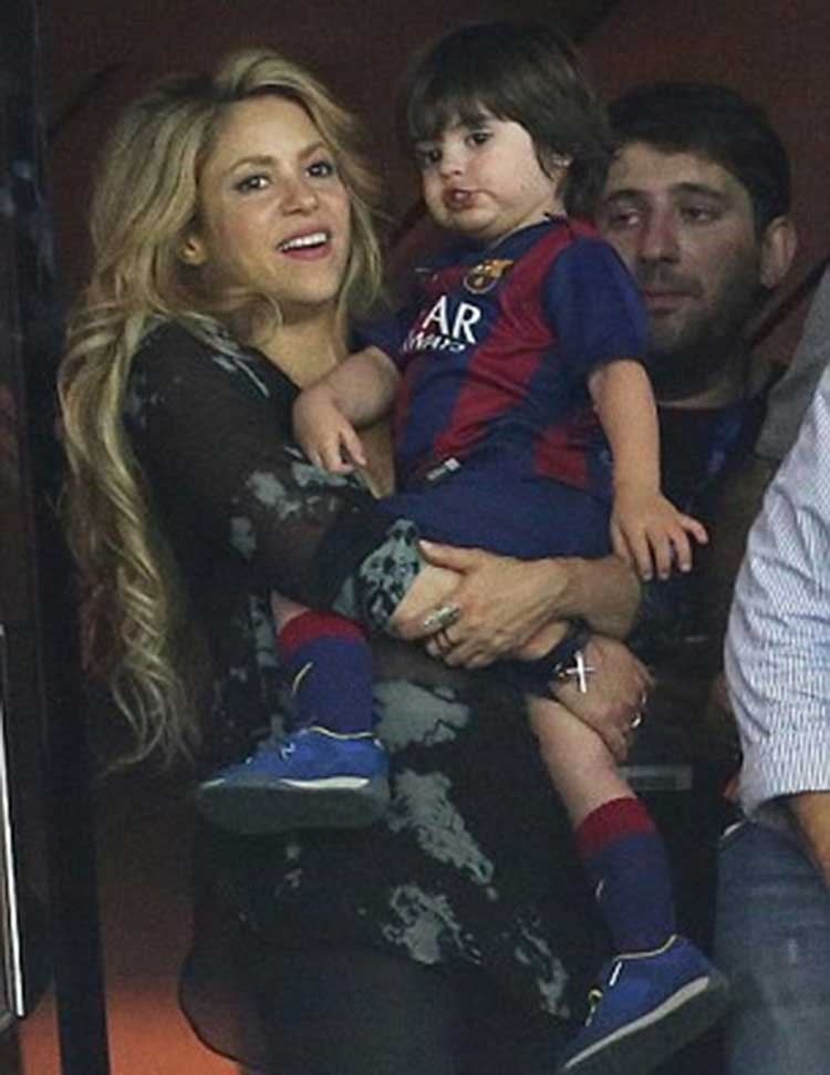 بالصور.. شاكيرا مع طفليها تحتفل بفوز بيكيه وبرشلونة بنهائي الأبطال