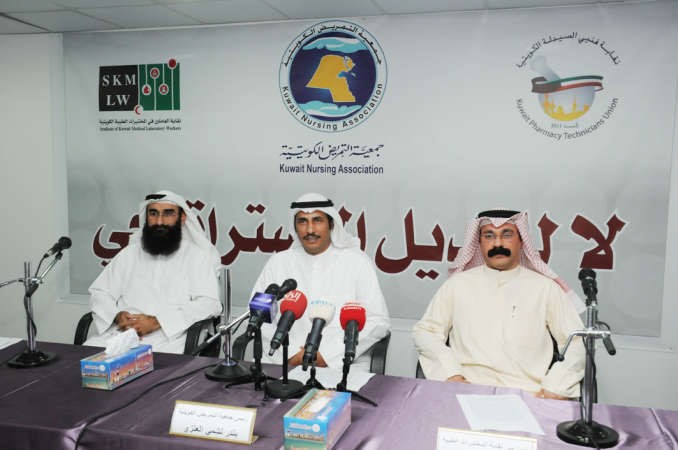 بندر العنزي يتوسط ماجد العوضي وعون التميمي خلال المؤتمر انور الكندري