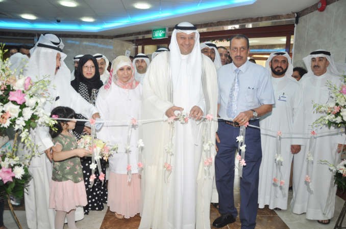 دعلي العبيدي ودعبداللطيف السهلي يقصان شريط افتتاح المركز