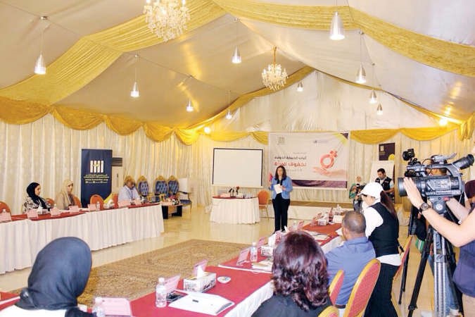 ندى دروزة متحدثة خلال الورشة