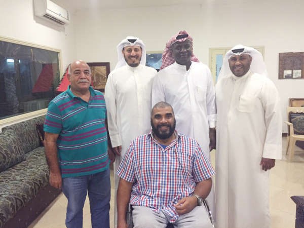 خالد ماجد وحامد العمران ووليد الحجرف وبدر السعد مع مدربهم هشام حفني