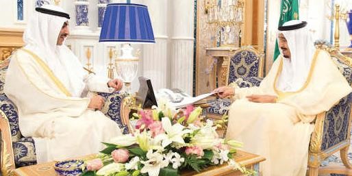 خادم الحرمين الشريفين الملك سلمان بن عبدالعزيز يتسلم رسالة صاحب السمو الامير من السفير الشيخ ثامر جابر الاحمد