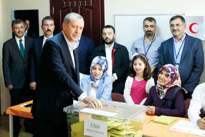 الرئيس التركي رجب طيب اردوغان خلال ادلائه بصوته في الانتخابات البرلمانية باسطنبول امس	رويترز ﻿