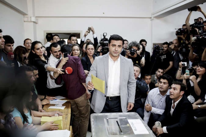 الرئيس المشارك فيحزب الشعوب الديمقراطي الكردي صلاح الدين ديمرطاشاثناء ادلائه بصوته في الانتخابات البرلمانية باسطنبول امس ا ف پ﻿