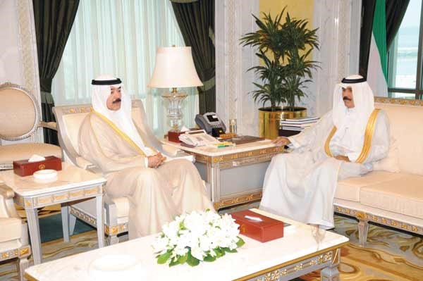 سمو ولي العهد الشيخ نواف الاحمد خلال استقباله الشيخ محمد الخالد