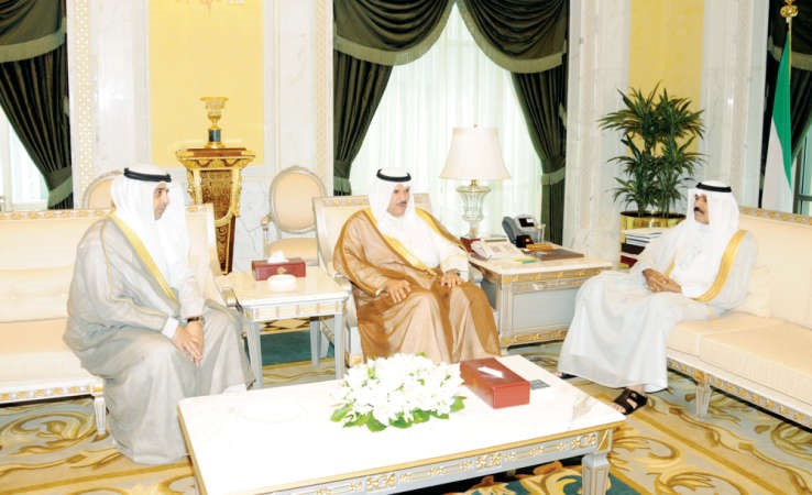 سمو ولي العهد الشيخ نواف الاحمد مستقبلا الشيخ سلمان الحمود والشيخ محمد العبدالله