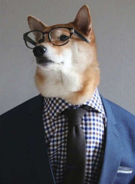 بودي نجم مدونة MENS WEAR DOG يرتدي نظارات وسترة كحلية اللون