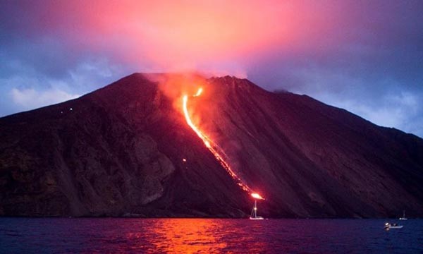 يقع بركان سترومبولي في جزيرة صقلية بايطاليا، ويبلغ ارتفاعه 924 مترا، وعلى الرغم من حجمه المتوسط، الا انه يصعب تسلق قمته، وتحدث به انفجارات بسيطة، تظهر وكانها شموع عند الغسق، واحيانا تحدث كل نصف ساعة، ثار عام 1930 ، وكانت تلك اكثر ثوراته تدميرا ف