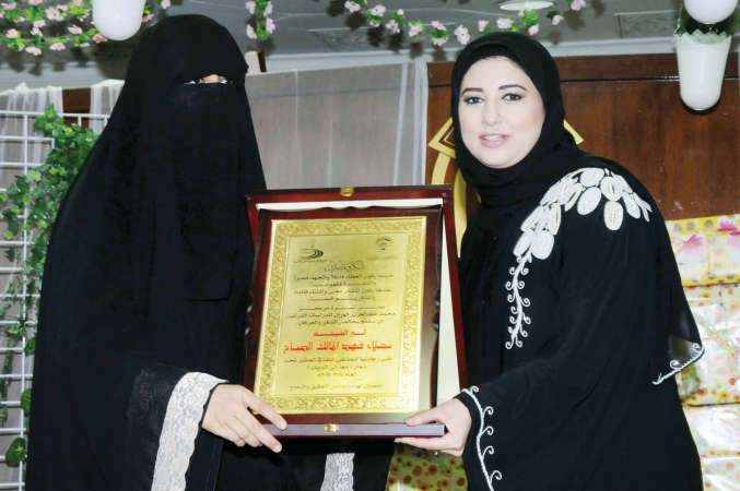 درع تكريمية للشيخة نجلاء﻿