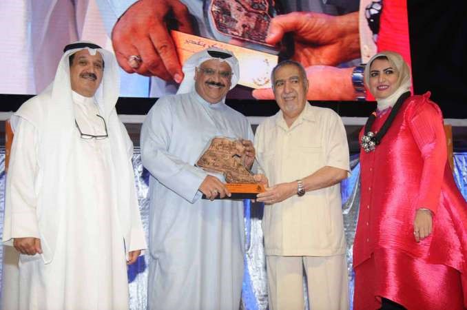 دعبدالرحمن العوضي مكرما الفنان داود حسين وتبدو شذى الفوزان ﻿