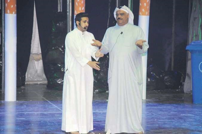 الفنانان داود حسين وفهد البناي في احد مشاهد المسرحية ﻿