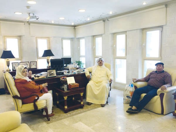 الشيخ فهد المبارك اثناء استقباله الفنان احمد ماهر والفنانة عفاف شعيب