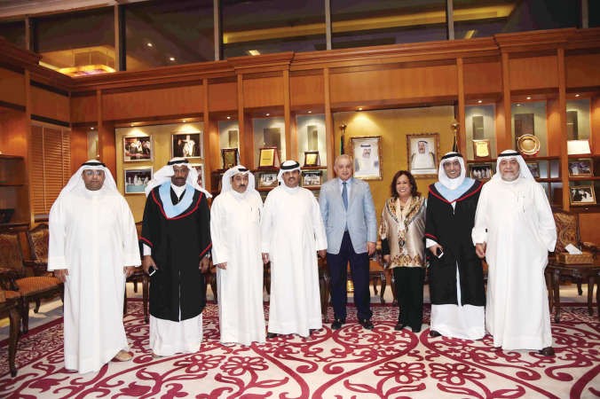وزير التربية دبدر العيسى يتوسط عميد المعهد دفهد الهاجري والشيخ دعيج الخليفة والفنانة القديرة حياة الفهد