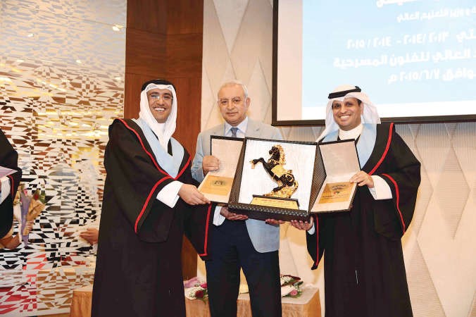 عميد المسرح دفهد الهاجري والوكيل دراجح المطيري يكرمان وزير التربية دبدر العيسى